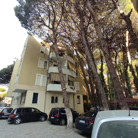 The Blue Lägenhet Golem (Tirana)